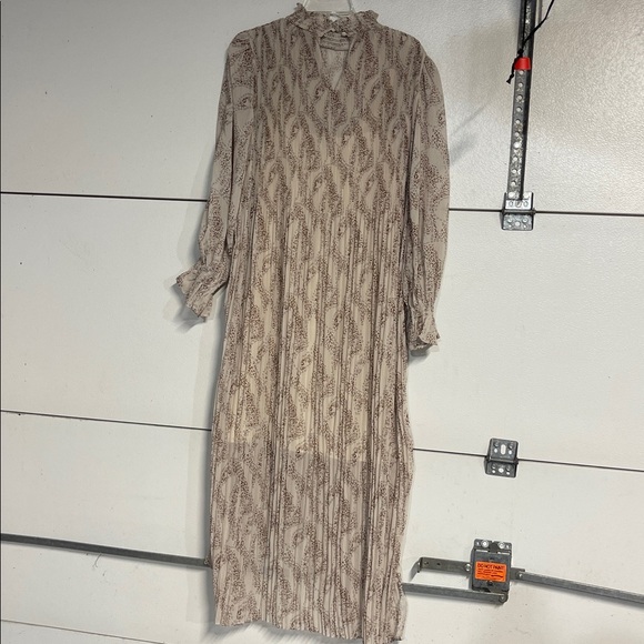 EN SAISON PLEATED MAXI DRESS CREAM SMALL - Picture 8 of 9